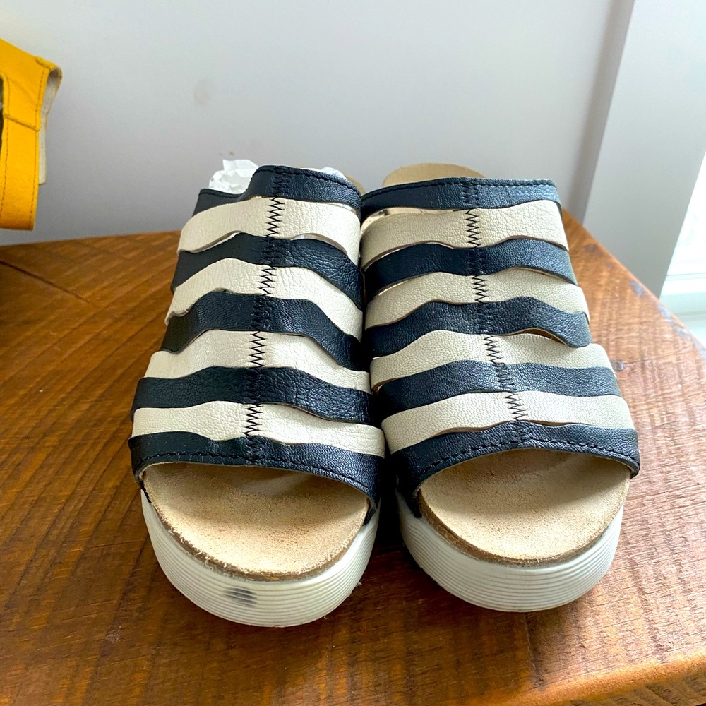 Fly London slide black and white